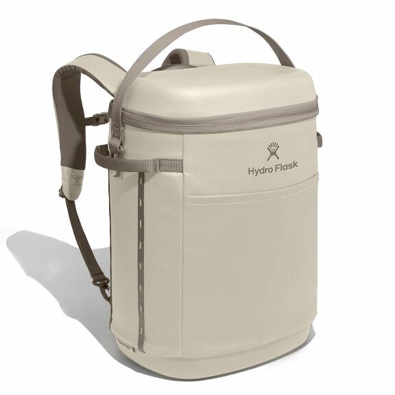 carryouttm-backpack-22-l-n7 18pco114-carryout-backpack-22l-oat-angled_1.jpg