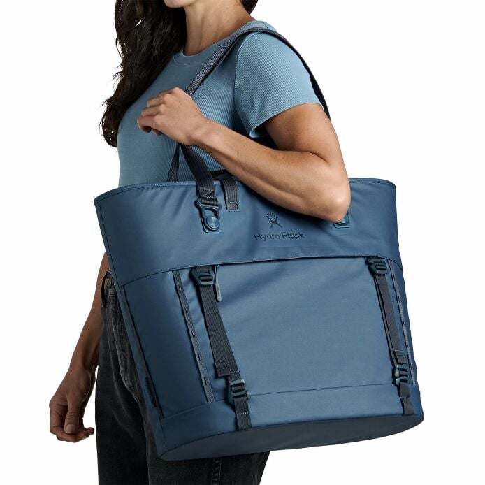 carryouttm-soft-cooler-tote-30-l-z1 250815_hydro_s26_hb_14614_2.jpg