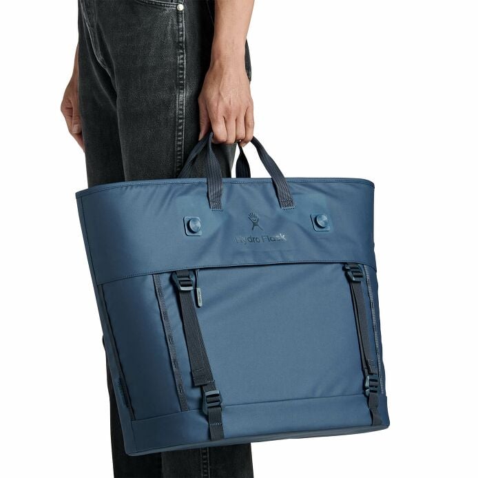 carryouttm-soft-cooler-tote-30-l-z1 250815_hydro_s26_hb_14619_2.jpg