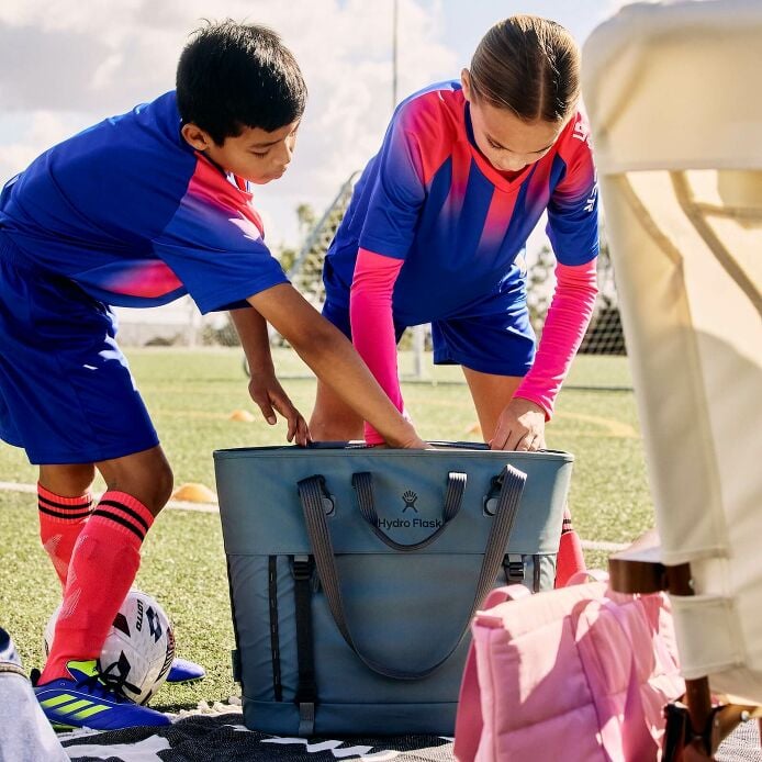 carryouttm-soft-cooler-tote-30-l-z1 hf_carryout_bouwer_d2_l2_parking_soccer_2454_1_1.jpg