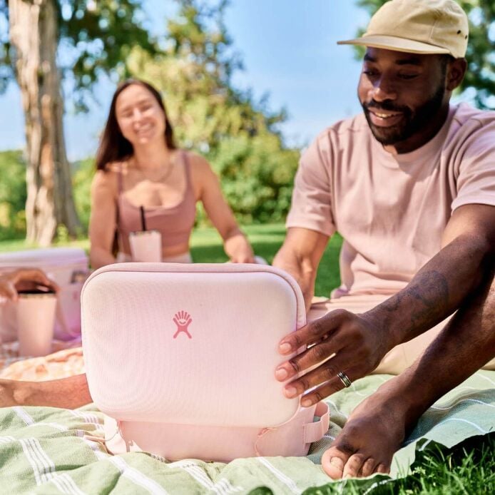 5-l-carry-outtm-lunch-box-p6 hf_s24_trillium_45_1.jpg