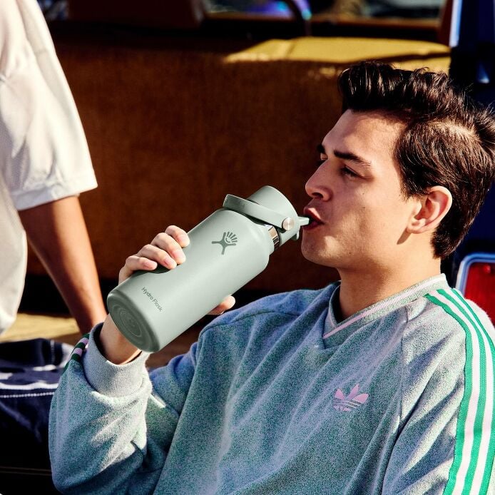 32-oz-wide-mouth-with-flex-straw-cap-b0 s25_tailgating_brouwer_exp-2028-06-01_04-6336_1__5.jpg